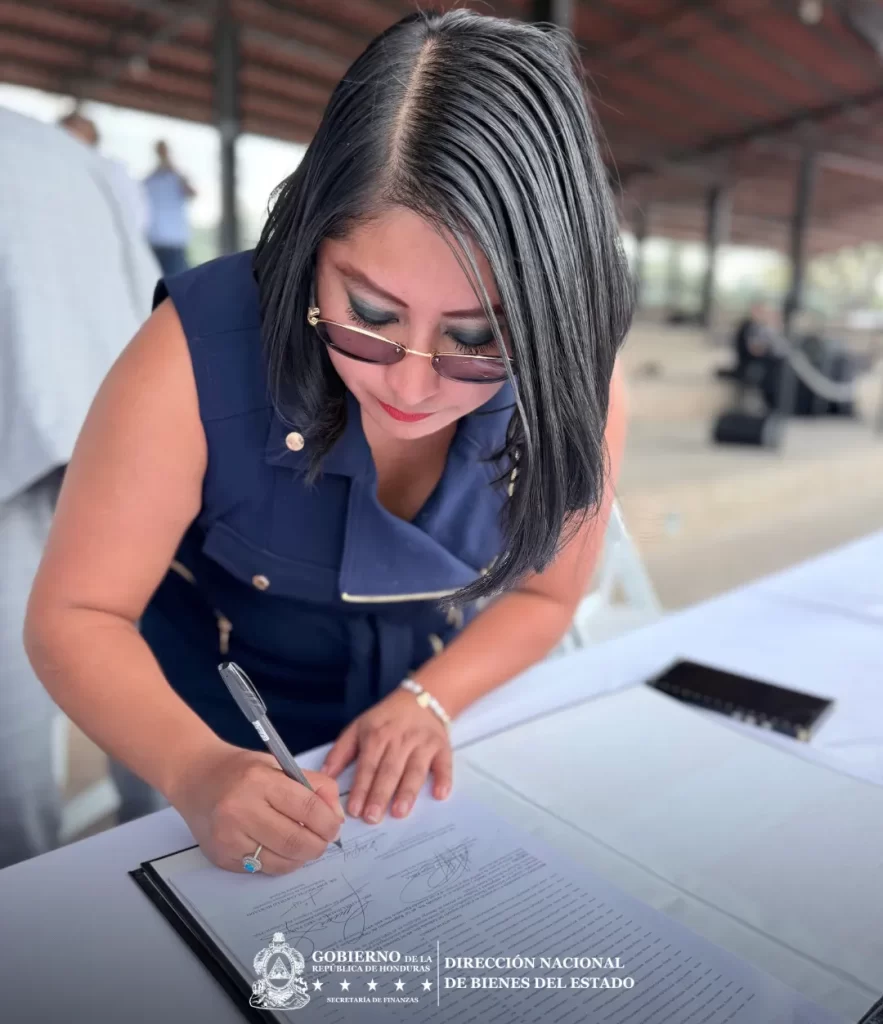 La Directora Ejecutiva de la DNBE, Abogada Fanny Martínez, acompañó la entrega oficial de 100 motocicletas destinadas a fortalecer la atención comunitaria en salud en distintas zonas del país. 2