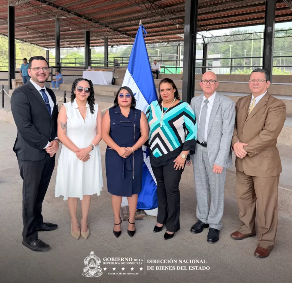 La Directora Ejecutiva de la DNBE, Abogada Fanny Martínez, acompañó la entrega oficial de 100 motocicletas destinadas a fortalecer la atención comunitaria en salud en distintas zonas del país. 3