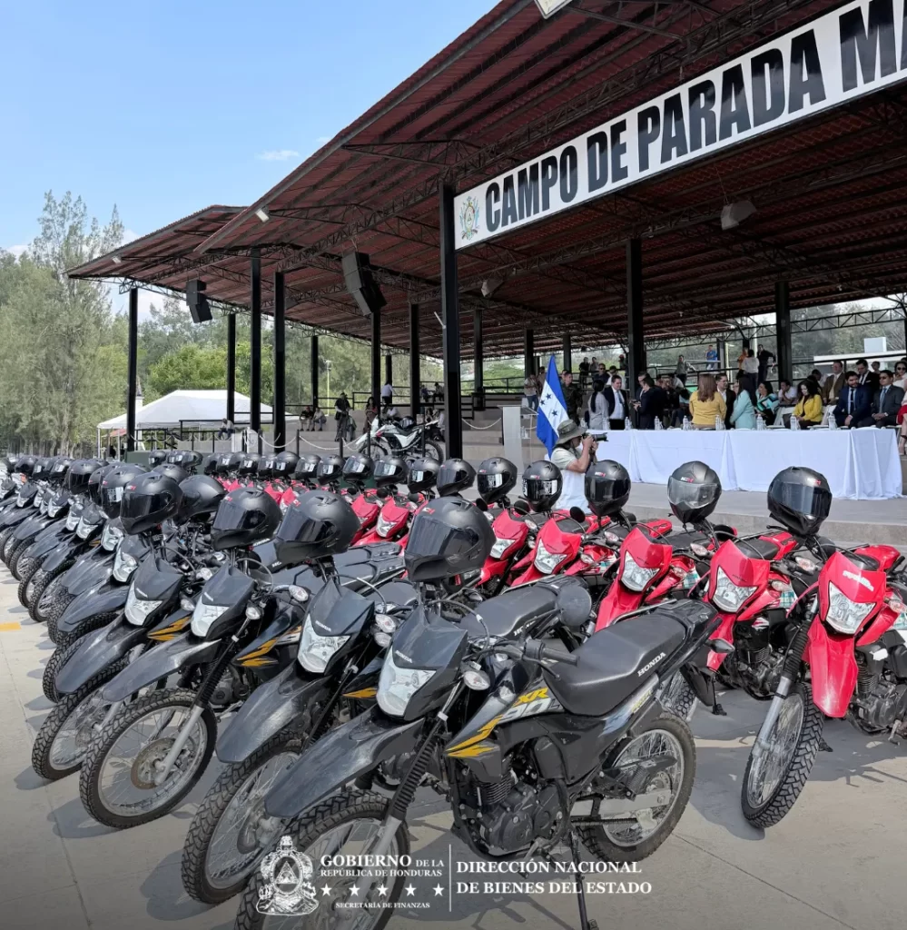 La Directora Ejecutiva de la DNBE, Abogada Fanny Martínez, acompañó la entrega oficial de 100 motocicletas destinadas a fortalecer la atención comunitaria en salud en distintas zonas del país. 4