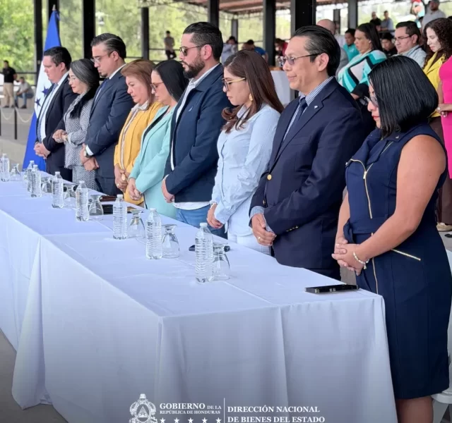 La Directora Ejecutiva de la DNBE, Abogada Fanny Martínez, acompañó la entrega oficial de 100 motocicletas destinadas a fortalecer la atención comunitaria en salud en distintas zonas del país. 1