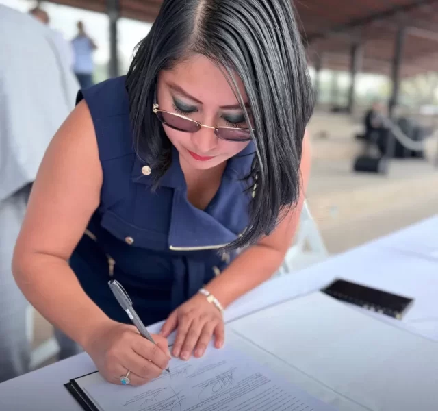 La Directora Ejecutiva de la DNBE, Abogada Fanny Martínez, acompañó la entrega oficial de 100 motocicletas destinadas a fortalecer la atención comunitaria en salud en distintas zonas del país. 2