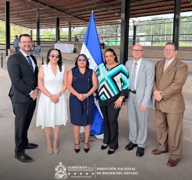La Directora Ejecutiva de la DNBE, Abogada Fanny Martínez, acompañó la entrega oficial de 100 motocicletas destinadas a fortalecer la atención comunitaria en salud en distintas zonas del país. 3