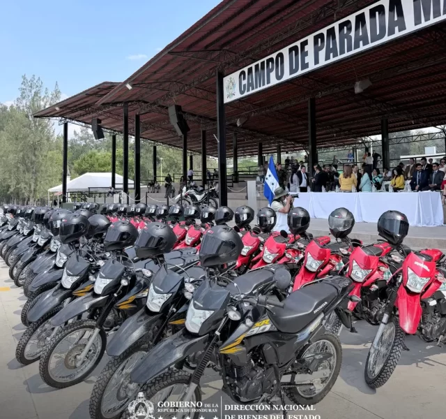 La Directora Ejecutiva de la DNBE, Abogada Fanny Martínez, acompañó la entrega oficial de 100 motocicletas destinadas a fortalecer la atención comunitaria en salud en distintas zonas del país. 4